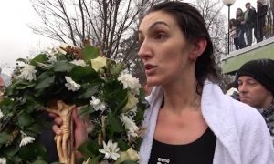 Dama prva do časnog krsta u Đetinji (VIDEO)