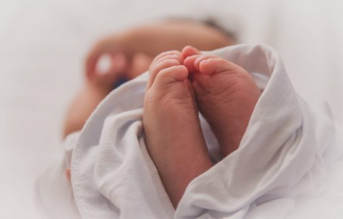 Beba nađena pored puta smeštena u bolnicu