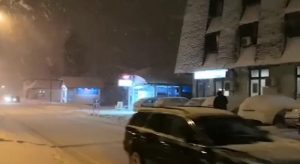 Na putu Novi Pazar-Sjenica zavejano više vozila (VIDEO)