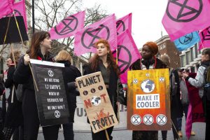 Gas maske i haljine od lanaca: Protesti u Londonu protiv nedelje mode (FOTO+VIDEO)