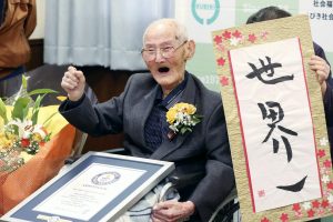 Govorio je da je tajna dugovečnosti u smejanju: Preminuo najstariji muškarac na svetu