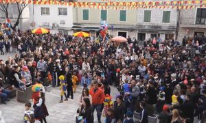 Hrvatska vlada besna na paljenje lutki: Karnevalski duh NIJE kada se “sudi” manjinama u društvu