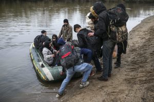 HAOTIČNO U KOMŠILUKU: Austrija šalje policajce i pse na mađarsko-srpsku granicu