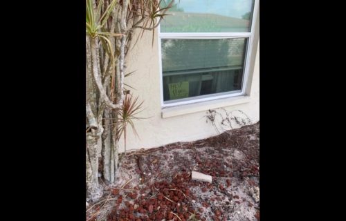 Zbog OVE poruke na prozoru digla se policija na Floridi, a kada su ušli u kuću, usledio je ŠOK! (FOTO)