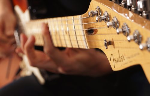 Postanite gitarski majstor: “Fender” i “Gibson” spremili besplatne onlajn kurseve (VIDEO)