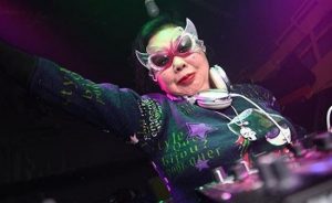 Danju pravi knedle, noću puni klubove: Ova baka i sa 85 godina KIDA kao di-džej! (FOTO)