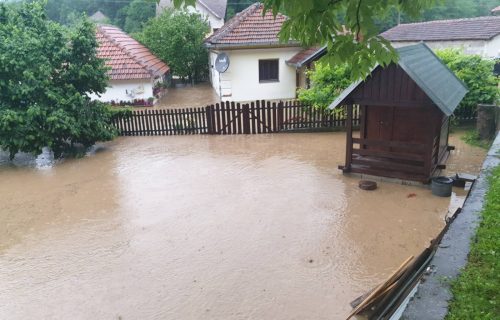 Potopljene kuće u Lučanima: Izlila se reka, saobraćaj obustavljen, ekipe dežuraju celu noć (FOTO+VIDEO)