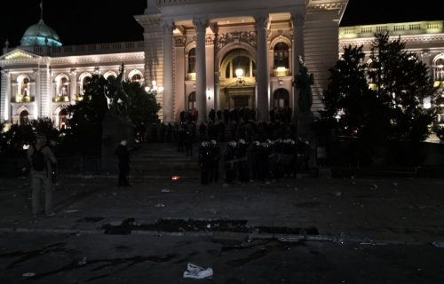 Juriš policije ispred Skupštine: Pogledajte trenutak kada su potisnuti huligani (FOTO+VIDEO)