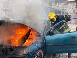 Drama na Petlovom brdu, zapalio se automobil (FOTO)