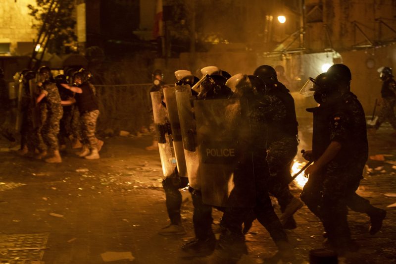 Bejrut kao RATNA ZONA: U sukobima s demonstrantima poginuo policajac, više od 100 povređenih