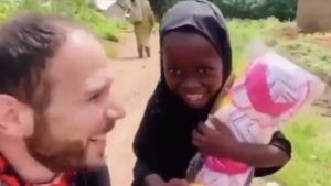 Poklonio lutku siromašnoj devojčici, njena reakcija bila je NEPROCENJIVA (VIDEO)